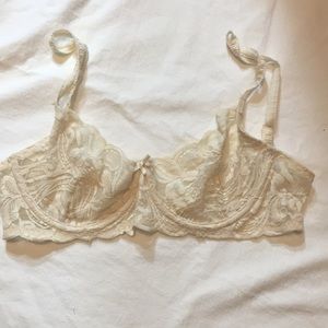 Vintage VIctoria’’s Secret cream colored lace bra